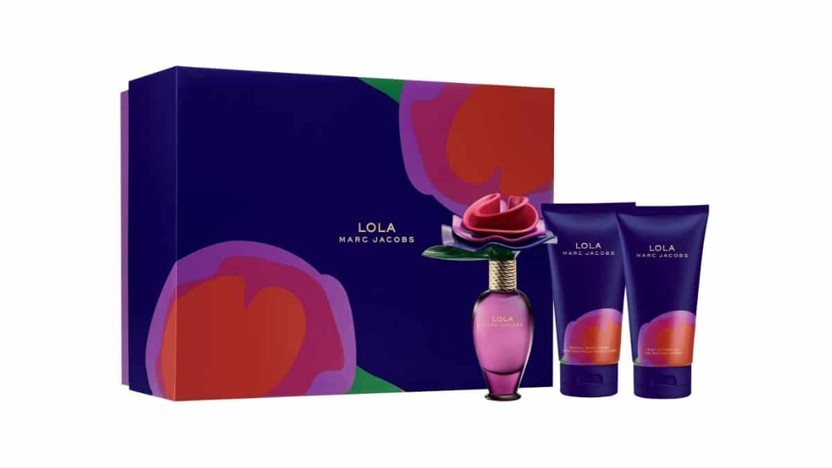 A perfume gift set featuring a purple bottle with a pink floral cap plus two matching lotions, packaged in a dark blue box adorned with colorful abstract floral designs. The intricate details on the cap were achieved through precise 3D printing technology, adding an elegant touch to this exquisite collection.